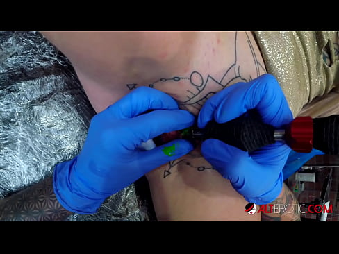 ❤️ Extremamente tatuada, a brasa Sully Savage fez uma tatuagem no seu clítoris Porno em porno pt.redpornpictures.ru ﹏