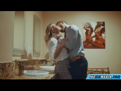 ❤️ Quando uma loira peituda o seduz numa casa de banho pública Porno em porno pt.redpornpictures.ru ﹏